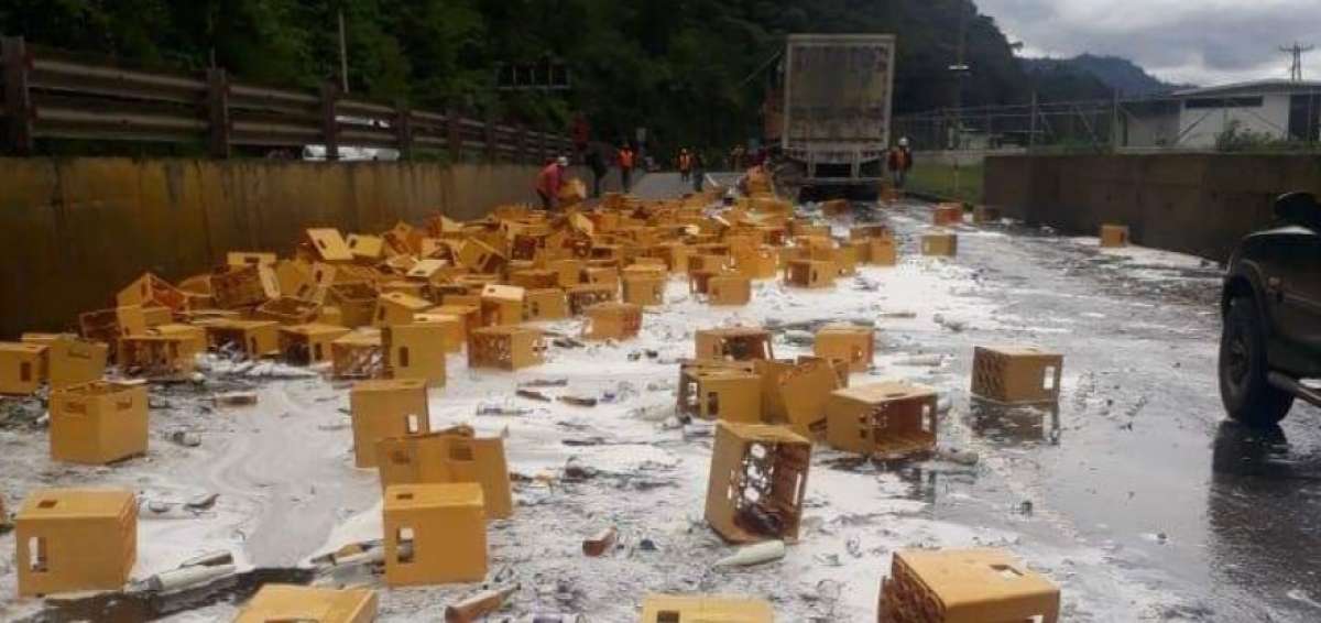 Las cervezas se cayeron a lo largo de la v&iacute;a.