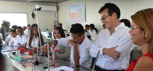 Estudiantes del colegio An&iacute;bal San Andr&eacute;s muestran al ministro Falcon&iacute; el laboratorio de ciencias.