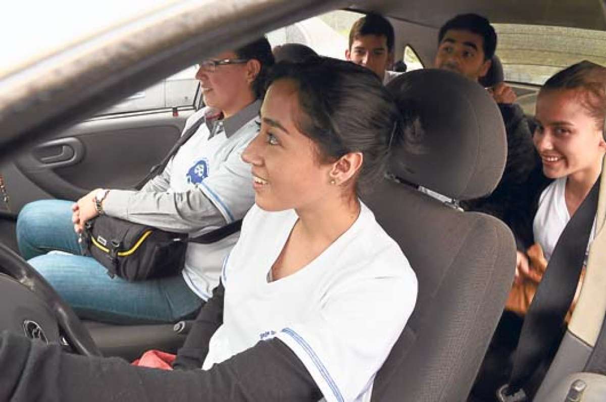 Las personas que deseen poner a disposici&oacute;n sus autos deben crear una cuenta personal en la p&aacute;gina www.uazuay.autocompartido.com.ec. Foto: Jos&eacute; Luis LLivisaca.