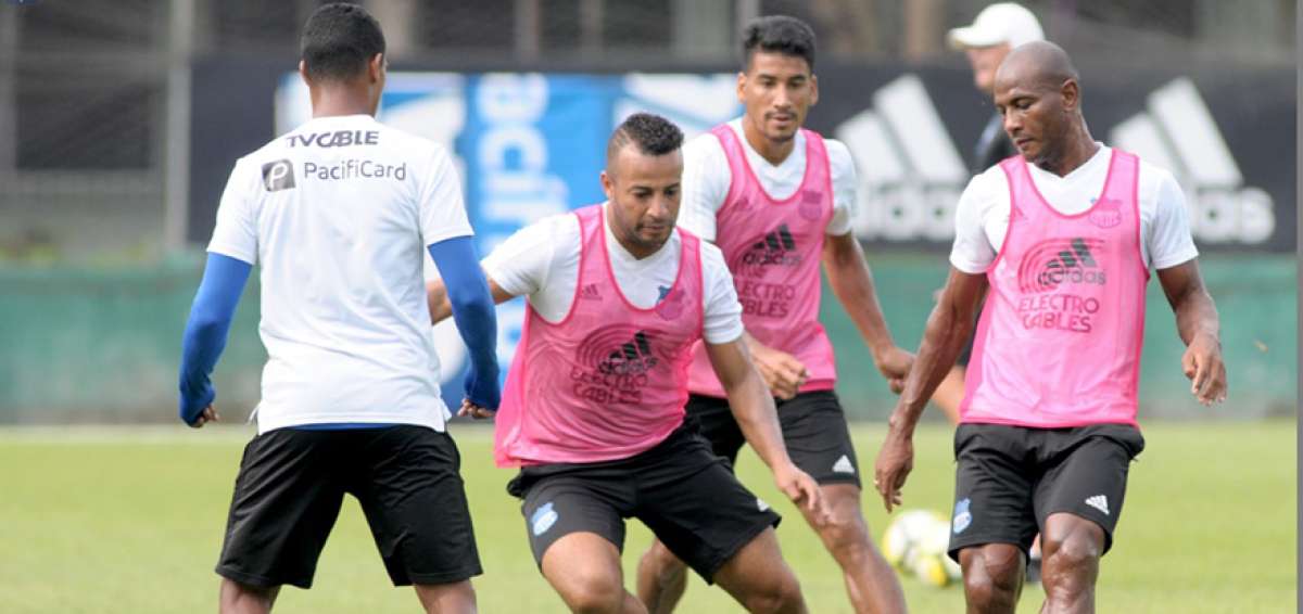 Pedro Qui&ntilde;&oacute;nez (c) y &Oacute;scar Bag&uuml;&iacute; (d) realizan un ejercicio t&aacute;ctico con bal&oacute;n, durante un entrenamiento.