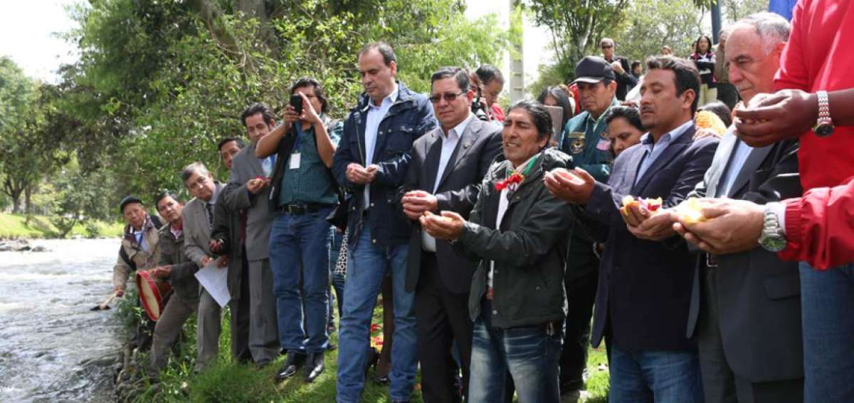 Los precandidatos Carlos P&eacute;rez Guartambel, de Pachakutik,  y Len&iacute;n Hurtado, del Movimiento Unidad Popular, realizaron un ritual en Cuenca junto a Paco Moncayo, coordinador del Acuerdo Nacional por el Cambio.