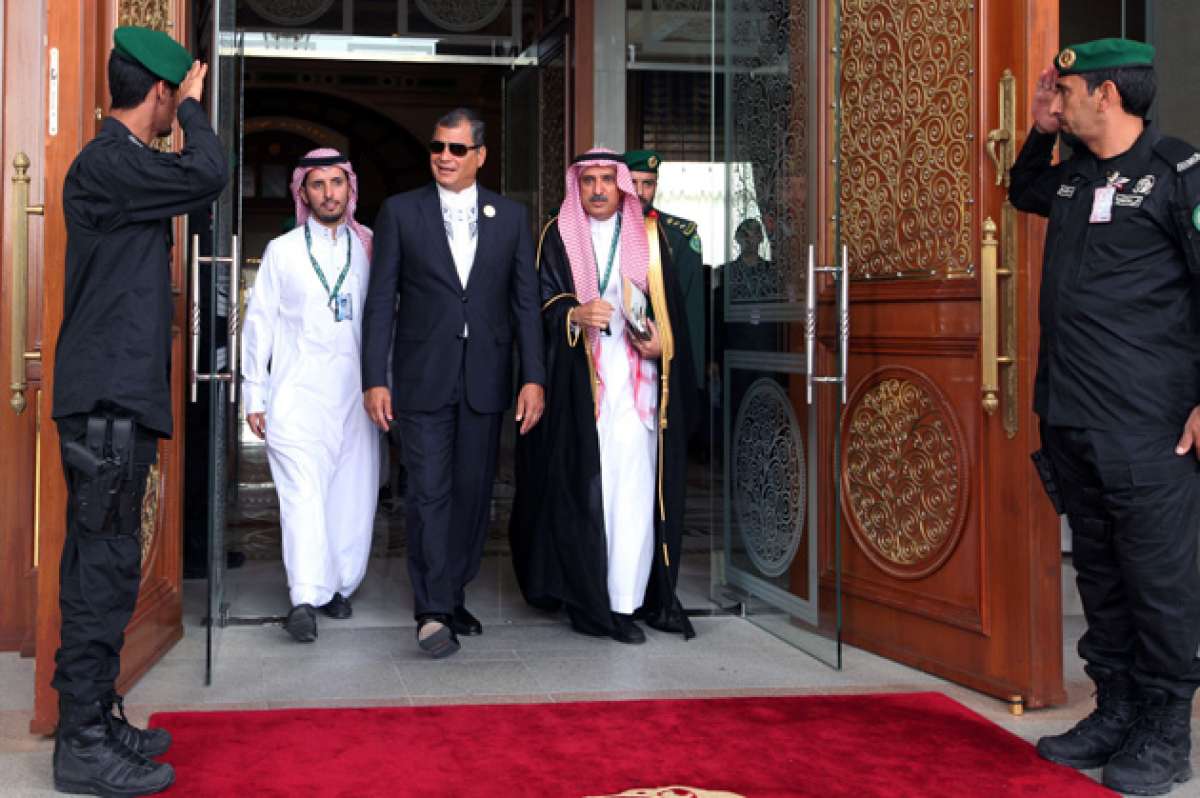 El presidente Rafael Correa luego de reunirse con el rey de Arabia Saudita, Salm&aacute;n Bin Abdulaziz, a quien entreg&oacute; la propuesta de Ecuador sobre el petr&oacute;leo. Foto: Cortes&iacute;a / Presidencia de la Rep&uacute;blica 