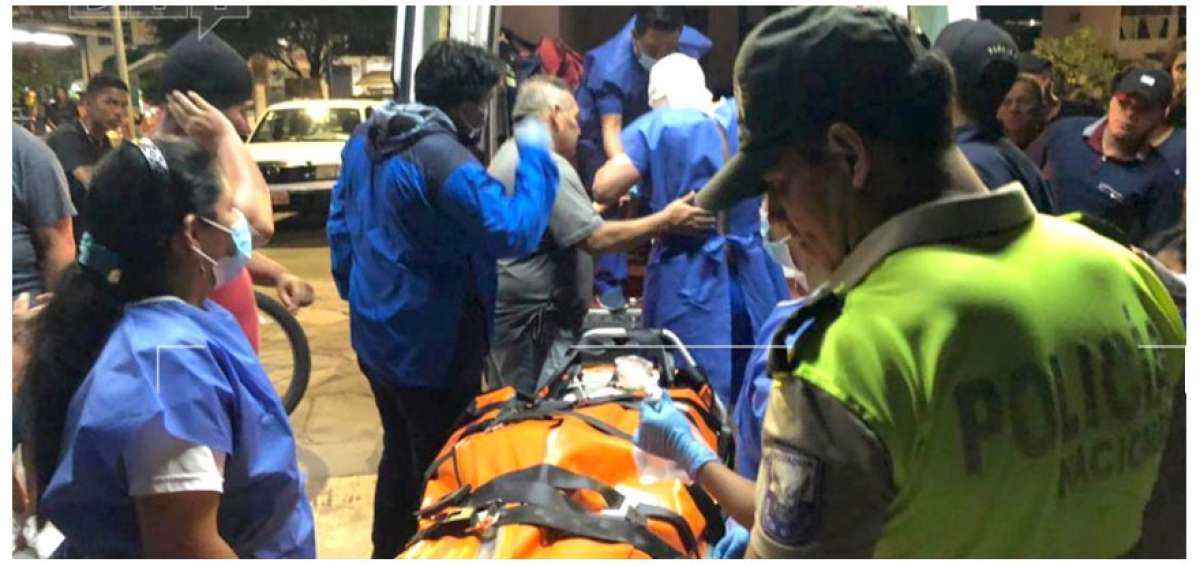 Los heridos por la explosi&oacute;n fueron llevados a tierra firme por una lancha guardacostas.