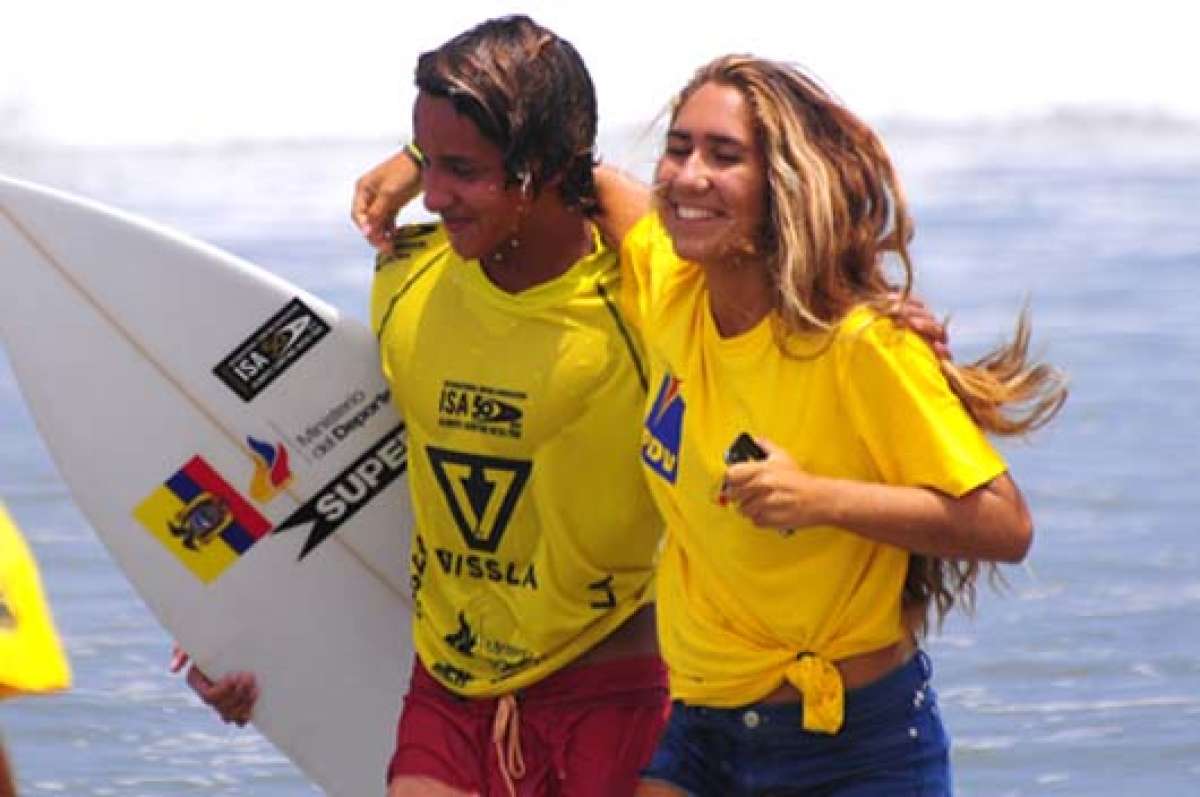 Andr&eacute;s Dur&aacute;n (i) celebra su clasificaci&oacute;n junto a Mar&iacute;a Gracia Game, quien tambi&eacute;n forma parte del equipo y competir&aacute; hoy. Foto: Cortes&iacute;a