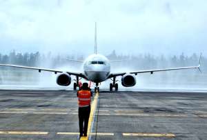 Las medidas de bioseguridad se mantienen en los viajes aéreos