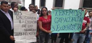 Un grupo de exagentes de seguridad penitenciaria protest&oacute; ayer en el Palacio de Carondelet. Piden que sus hojas de vida sean analizadas. 