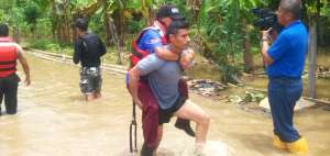 En Santa Ana, provincia de Manab&iacute;, ayer evacuaron a las familias afectadas por las inundaciones tras el desbordamiento del r&iacute;o Portoviejo.
