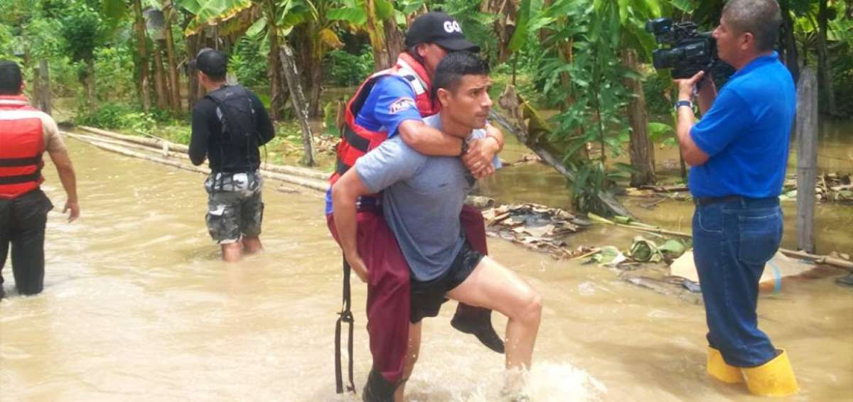 En Santa Ana, provincia de Manab&iacute;, ayer evacuaron a las familias afectadas por las inundaciones tras el desbordamiento del r&iacute;o Portoviejo.