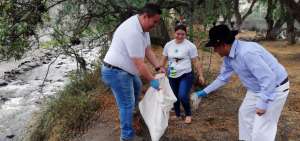Diego Bastidas (director del MAE en Tungurahua); &Eacute;rica Toledo (coordinadora de la Red Nacional de L&iacute;deres Ambientales); y Manuel Caizabanda (prefecto de Tungurahua), participan en la limpieza de los m&aacute;rgenes del r&iacute;o Ambato.