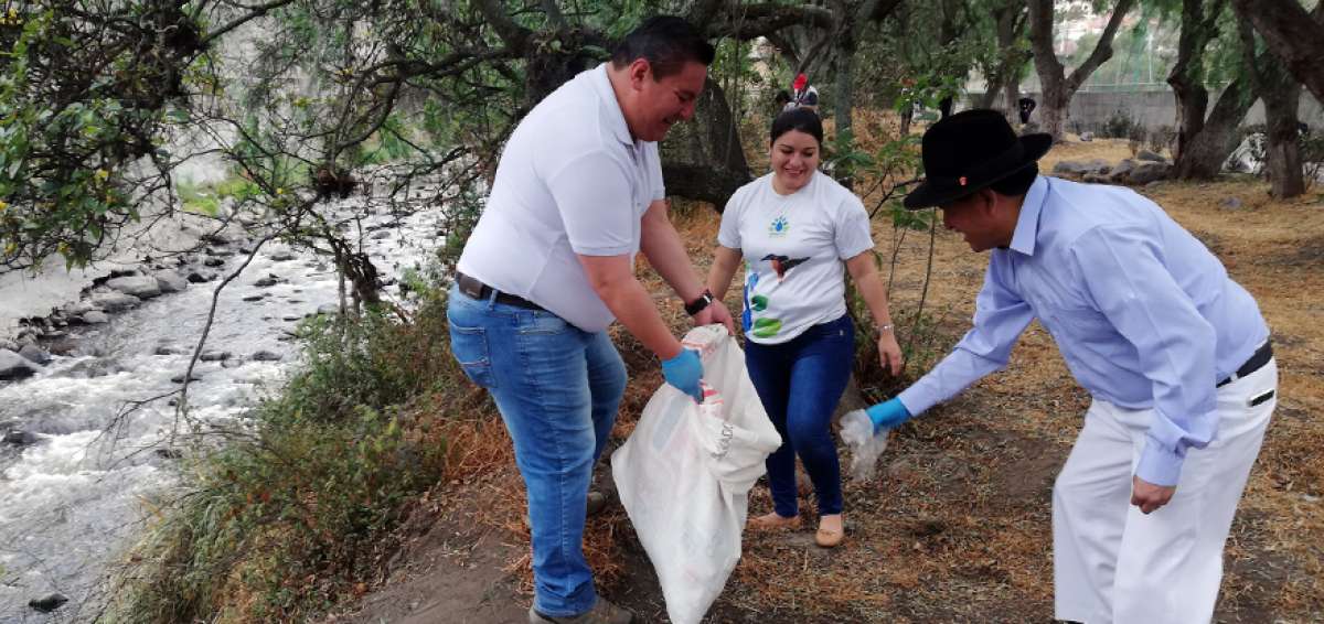 Diego Bastidas (director del MAE en Tungurahua); &Eacute;rica Toledo (coordinadora de la Red Nacional de L&iacute;deres Ambientales); y Manuel Caizabanda (prefecto de Tungurahua), participan en la limpieza de los m&aacute;rgenes del r&iacute;o Ambato.