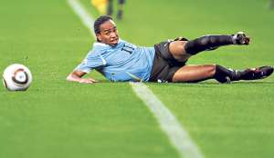 &Aacute;lvaro Pereira, desde el piso, intenta controlar la pelota. El lateral uruguayo es consciente de que su equipo debe trabajar m&aacute;s en la posesi&oacute;n. Foto: Internet