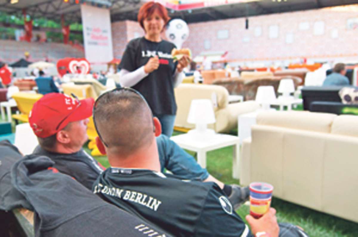 Un grupo de personas se re&uacute;ne en el estadio Alte Foersterei, del Union Berlin de la segunda divisi&oacute;n de la Bundesliga, a ver el partido inaugural del Mundial Brasil 2014 entre Brasil y Croacia, en Berl&iacute;n. Foto: EFE.
