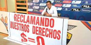 El 17 de julio pasado, el defensa Michael Castro (D. Quito), reclam&oacute; sueldos atrasados a la dirigencia &lsquo;chulla&rsquo;. Foto:  Miguel Jim&eacute;nez.