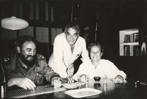 Fotograf&iacute;a de 1980, tomada en La Habana. Se observa a Gabriel Garc&iacute;a M&aacute;rquez, Fidel y  la agente literaria Carmen Balcells, ya fallecida. Foto internet