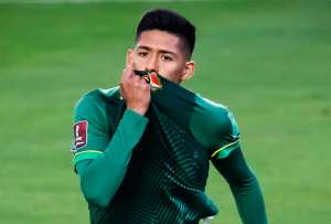 Los jugadores Boris Céspedes y Ramiro Vaca (der.) estarían implicados en dopaje en al menos tres encuentros de eliminatorias al Mundial.