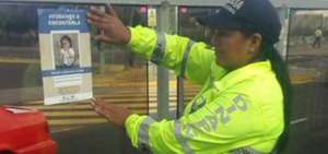 Los polic&iacute;as colocan carteles con la fotograf&iacute;a y caracter&iacute;stica f&iacute;sicas de la ni&ntilde;a Anah&iacute; Jazm&iacute;n en las paradas de buses, postes y edificios de Quito