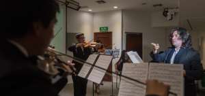 Diego Carneiro, Gustavo Lovato y el alem&aacute;n Stefan R. Kelber (director  invitado) se presentar&aacute;n ma&ntilde;ana en el concierto llamado Entre mundos. 