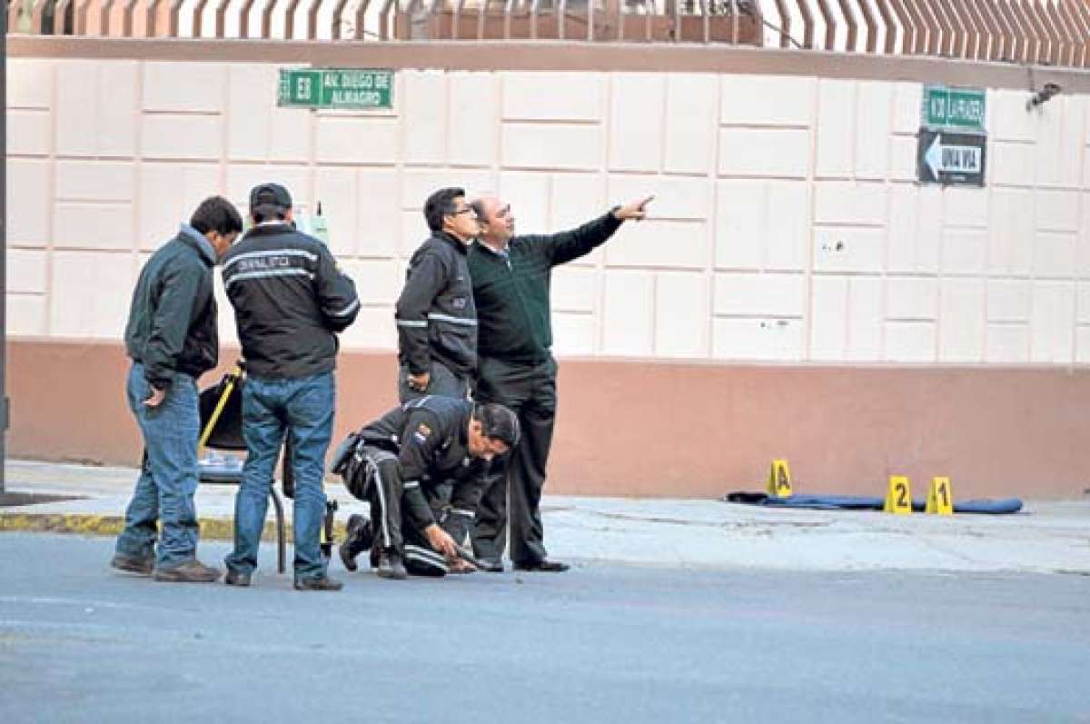 La cadena de custodia inicia en la escena del crimen, la evidencia se recoge,  preserva y vigila para que siempre sea la misma. Foto: Miguel Jim&eacute;nez.