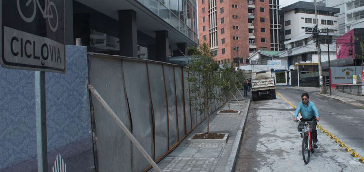 Los obst&aacute;culos de circulaci&oacute;n que proliferan en las v&iacute;as de la ciudad cuentan entre los principales problemas para ciclistas, ancianos y transe&uacute;ntes.