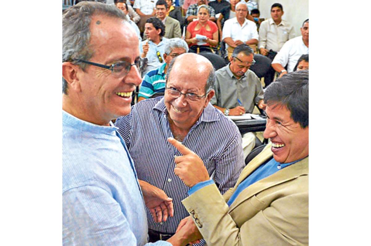 Acosta pide renunciar a candidaturas