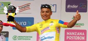 El ciclista ecuatoriano Jonathan Caicedo, luego de la cuarta etapa -que corri&oacute; el jueves- se coloca la camiseta amarilla que indica que es el l&iacute;der de la Vuelta a Colombia. El tricolor conserv&oacute; ayer el primer lugar en la tabla general.