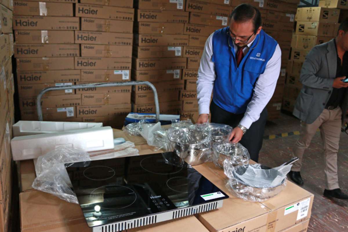El primer lote de cocinas chinas se distribuye en Azuay entre los beneficiarios del BDH. Foto: Fernando Machado / El Tel&eacute;grafo 