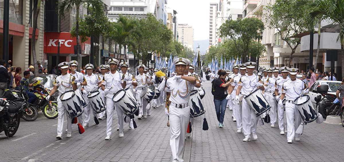 El desfile se inici&oacute; en la calle Lorenzo de Garaycoa con la presencia de aproximadamente 1.000 personas, entre j&oacute;venes y delegaciones municipales.