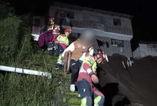 Bomberos de Quito participaron en el rescate de los afectados por el colapso de viviendas provocado por las lluvias.
