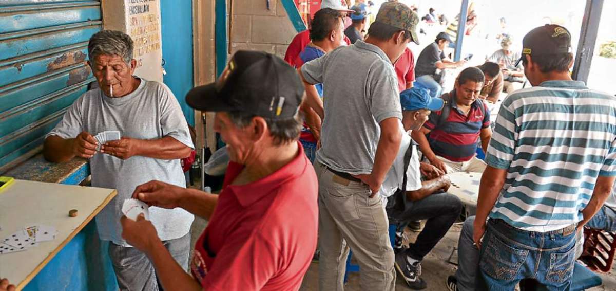 Los estibadores son los protagonistas en el puerto
