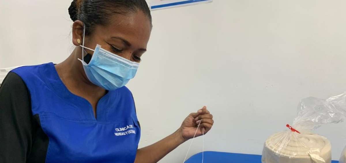 Enfermeras confeccionan posicionadores antiescaras para pacientes con covid-19
