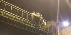 Quito: Polic&iacute;a evit&oacute; que un joven de 23 a&ntilde;os se lance de un puente
