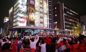 Miles de aficionados acudieron al canal de Dotonbori, una de las zonas m&aacute;s populares de Osaka. Foto: Internet
