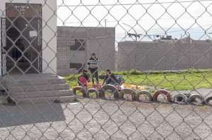 Tres parvularias se encontraban el viernes pasado en el Guagua Centro de Atucucho. No hubo atenci&oacute;n y el alcalde Rodas dijo que cerr&oacute; por mantenimiento. FOTO: SANTIAGO AGUIRRE.