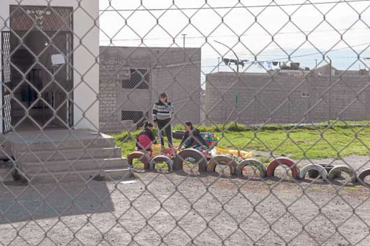 Tres parvularias se encontraban el viernes pasado en el Guagua Centro de Atucucho. No hubo atenci&oacute;n y el alcalde Rodas dijo que cerr&oacute; por mantenimiento. FOTO: SANTIAGO AGUIRRE.