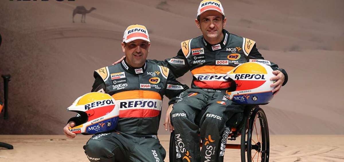 El piloto Isidre Esteve (d) junto a su copiloto Txema Villalobos, durante la presentaci&oacute;n del equipo para el Rally Dakar del pr&oacute;ximo a&ntilde;o.