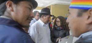 El presidente de la Conaie, Jorge Herrera, revisa datos antes de referirse a su pedido de indulto y amnist&iacute;a.