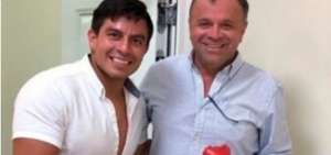 Captura de un video en el que Salcedo (izq.) se relaciona con un exalto funcionario del IESS.