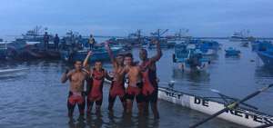 Los remeros de ADN celebran el triunfo en la modalidad 4+, en la edici&oacute;n n&uacute;mero 79 de la tradicional regata Guayaquil-Posorja que culmin&oacute; ayer. 