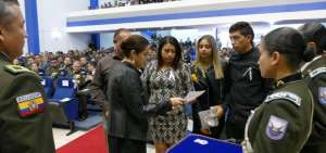 La ministra del Interior, Mar&iacute;a Paula Romo, entreg&oacute; el reconocimiento a los familiares de la cadete fallecida.