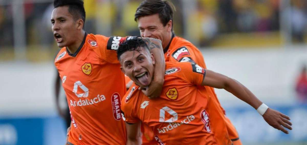 Joao Rojas es felicitado por sus compa&ntilde;eros al convertir el segundo tanto de los 'orientales'.