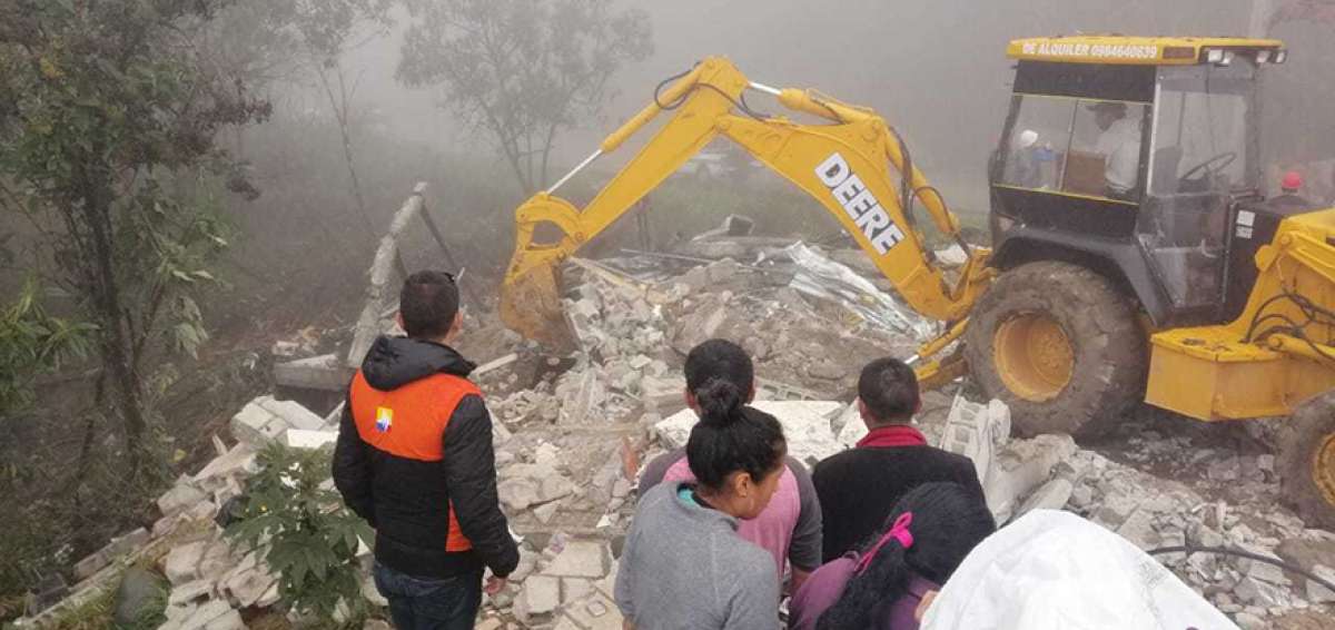 El Ministerio de Transporte y Obras P&uacute;blicas realiza labores de limpieza de materiales tras la ca&iacute;da de rocas, la semana anterior, en Molleturo.