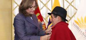 La presidenta de la Asamblea, Elizabeth Cabezas, dio la condecoraci&oacute;n Vicente Rocafuerte al m&eacute;rito laboral a Baltazar Ushca, el &uacute;ltimo Hielero del Chimborazo.