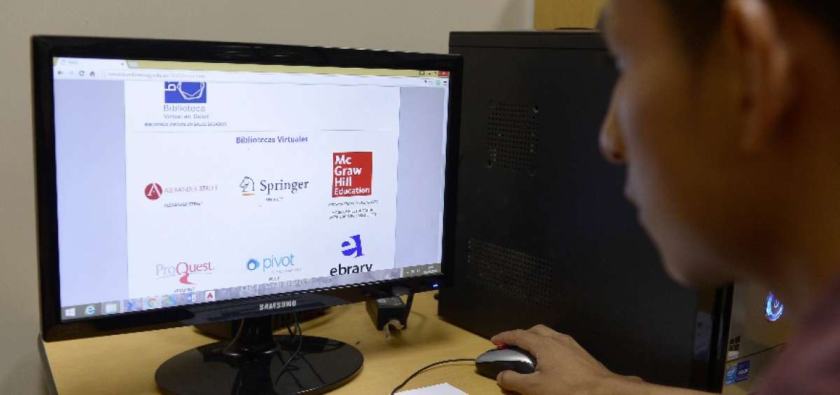 Un estudiante de la Facultad de Matem&aacute;ticas ingresa al portal para buscar art&iacute;culos que usar&aacute; en las tareas. 