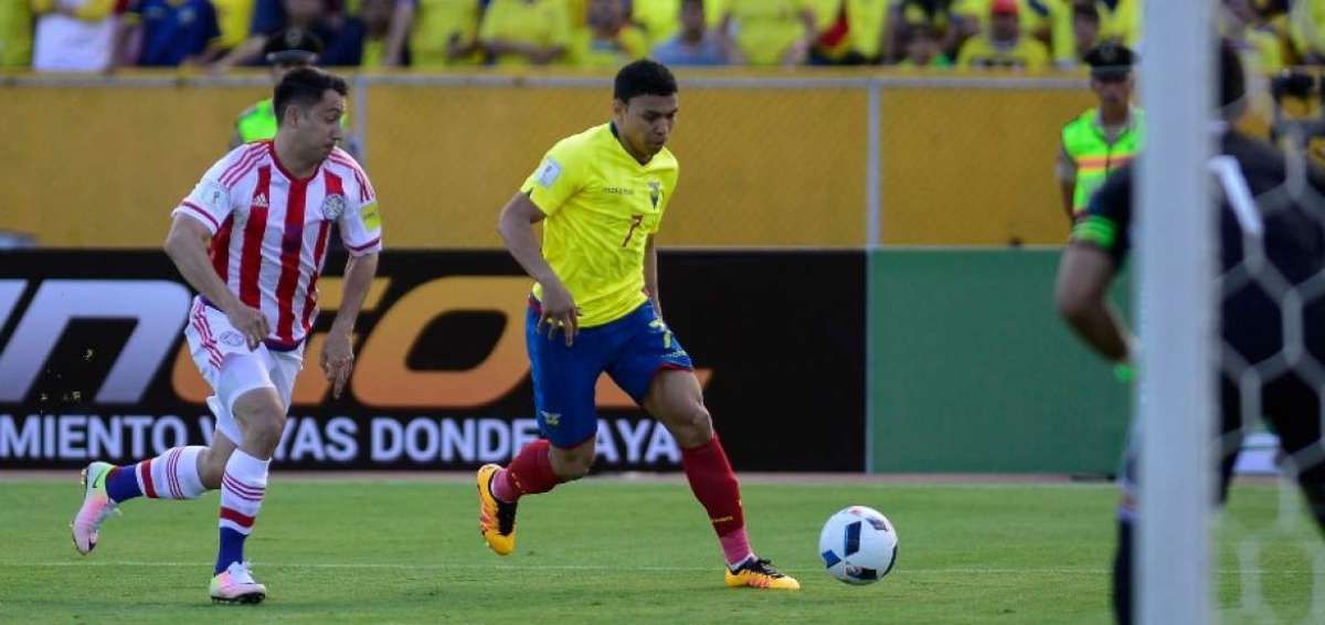 Jefferson Montero, disputa el bal&oacute;n con el jugador Iv&aacute;n Piris de Paraguay 