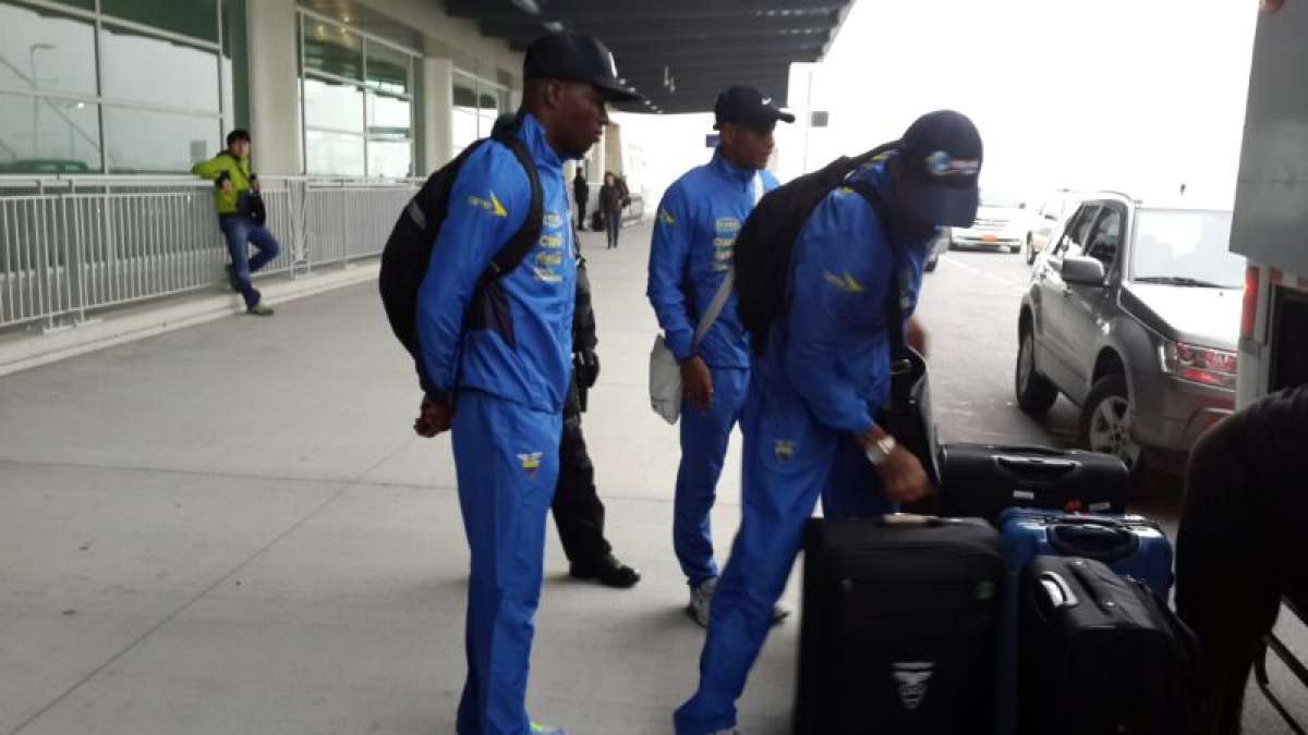 Jugadores de la Tri en el aeropuerto de Quito, bajando sus maletas para el viaje que realizaron a Estados Unidos. Foto: Twitter FEF