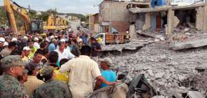 El presidente de Ecuador, Rafael Correa, recorre Canoa, el sitio m&aacute;s afectado por el potente terremoto de 7.8 grados del s&aacute;bado pasado.