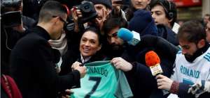 Antes de ingresar a la audiencia, el jugador de la Juventus concedi&oacute; aut&oacute;grafos a fans que se encontraban en exteriores del juzgado.