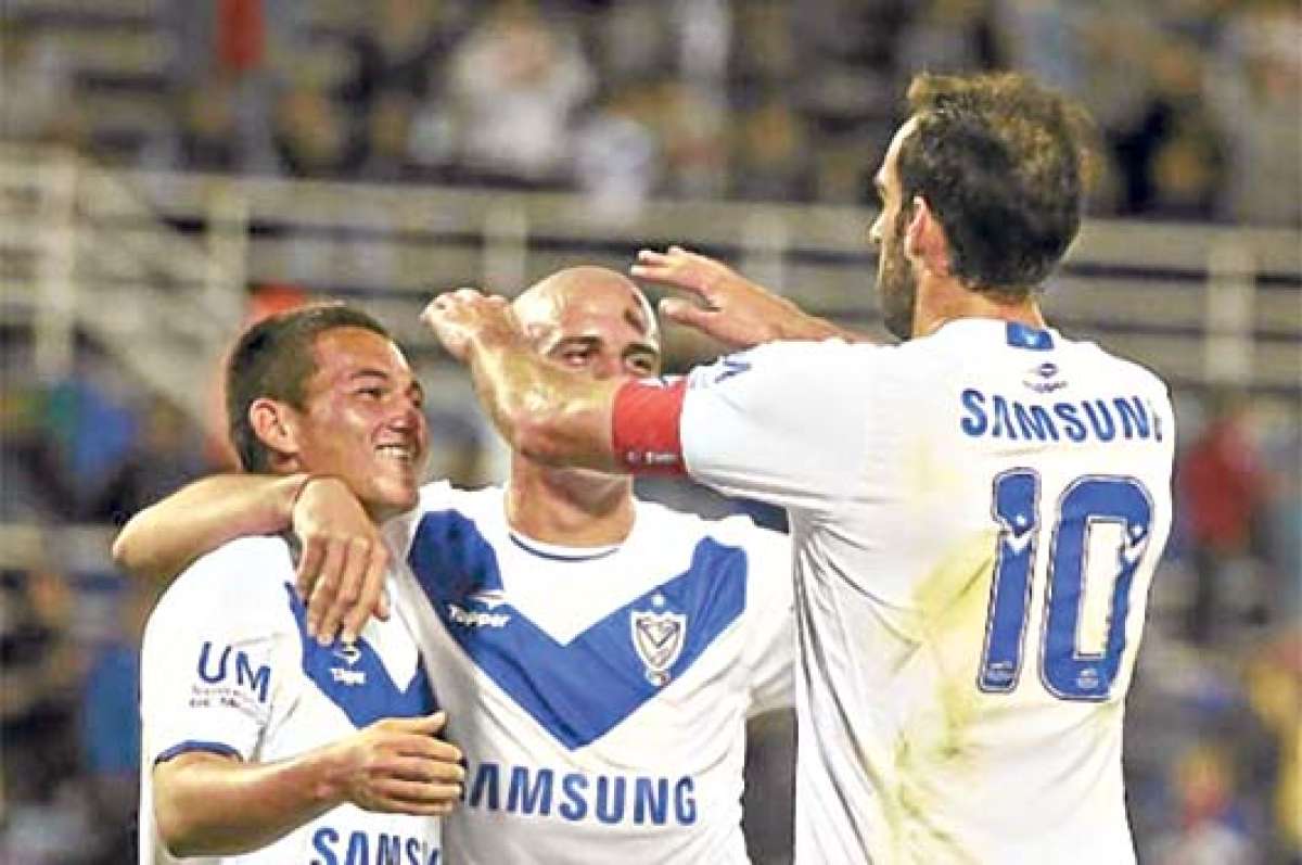 David V&eacute;lez (izq.) celebra el gol que le marc&oacute; el s&aacute;bado pasado a Rosario Central. Foto: Cortes&iacute;a