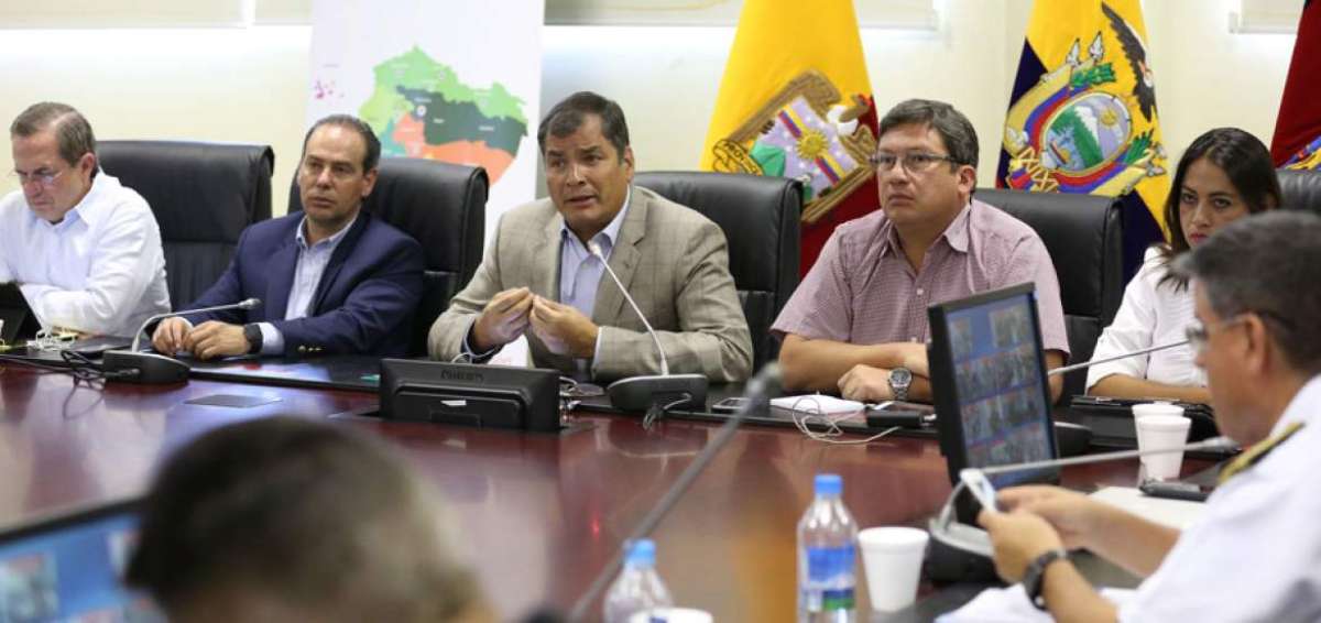 El presidente Rafael Correa asisti&oacute; ayer la Sala de Crisis del ECU-911 en Quito, en donde se reuni&oacute; con varios ministros de Estado.