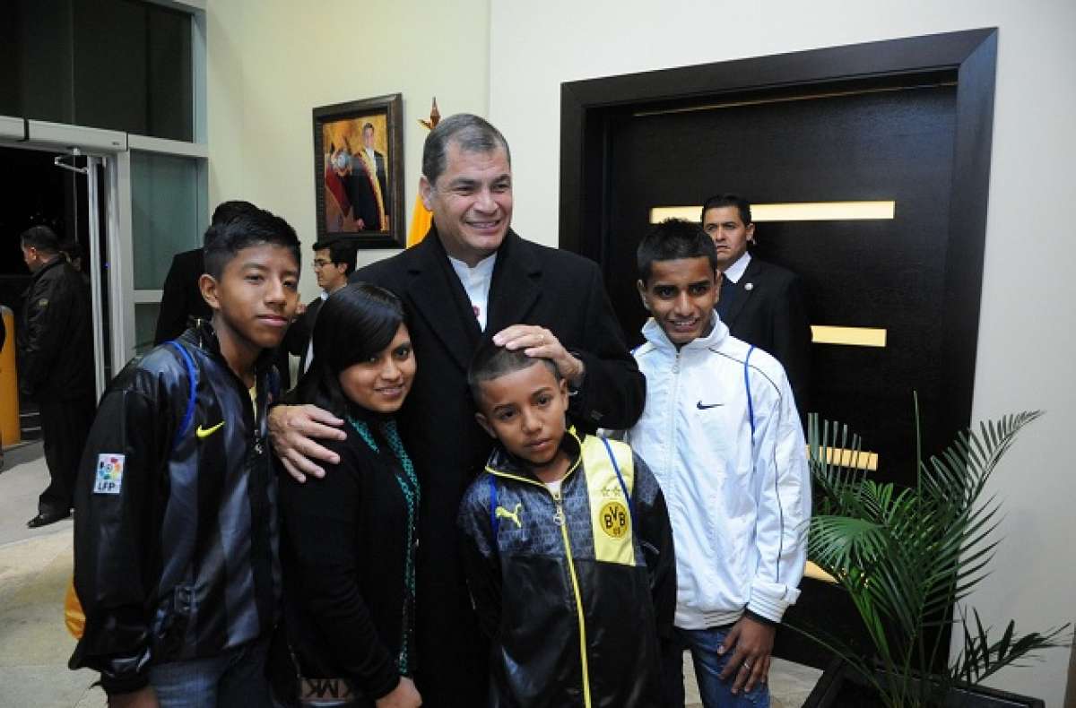 El Presidente y cuatro j&oacute;venes manabitas viajaron el mi&eacute;rcoles a las 23:45 rumbo a R&iacute;o de Janeiro. Foto: Presidencia.